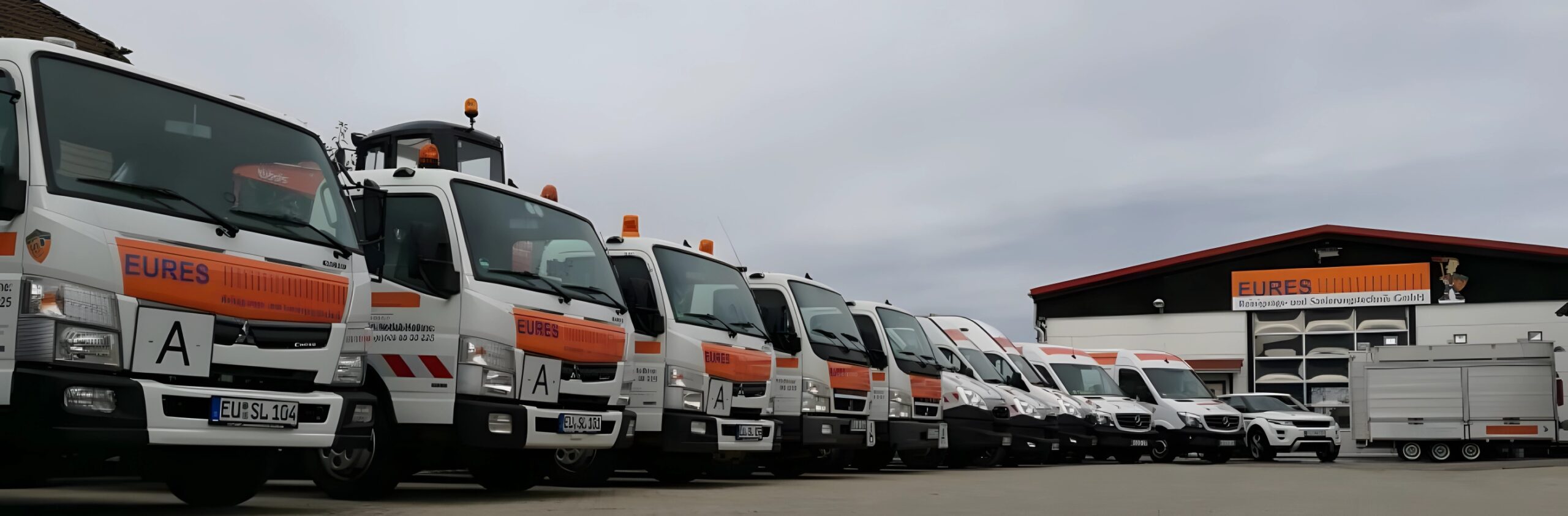 Eures • Flotte von EURES Nutzfahrzeugen vor der Firmenzentrale.