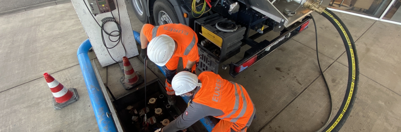 Eures • Tankstellenmitarbeiter führen Wartungsarbeiten am Betankungssystem durch.