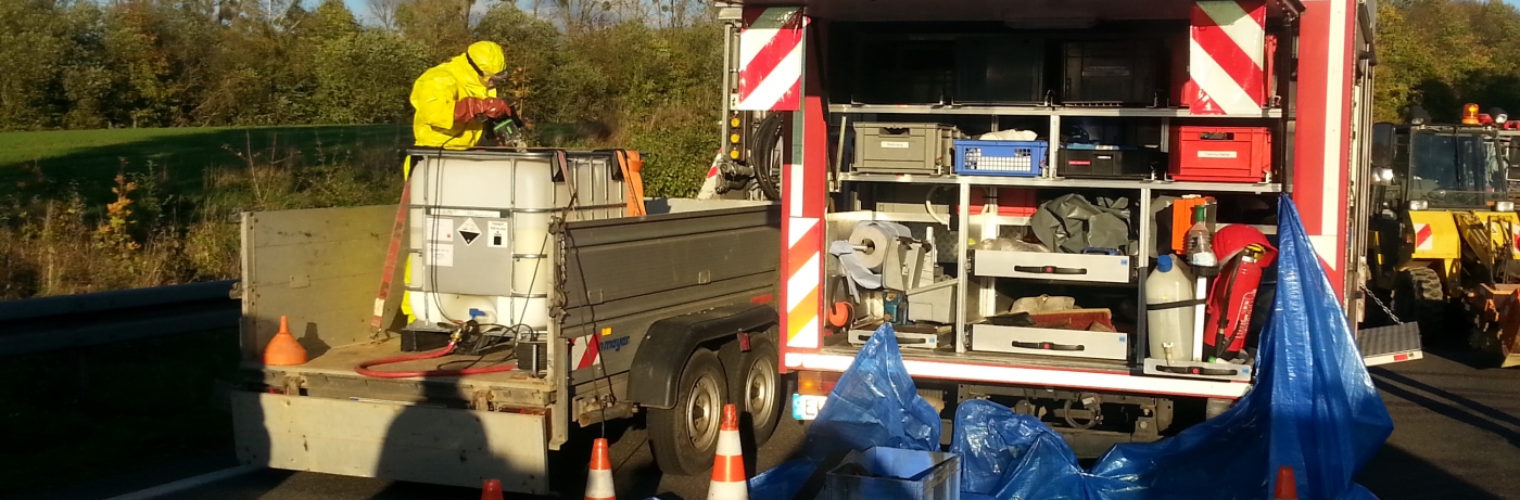 Eures • Rettungseinsatz: Mitarbeiter arbeitet mit Ausrüstung an Unfallstelle.