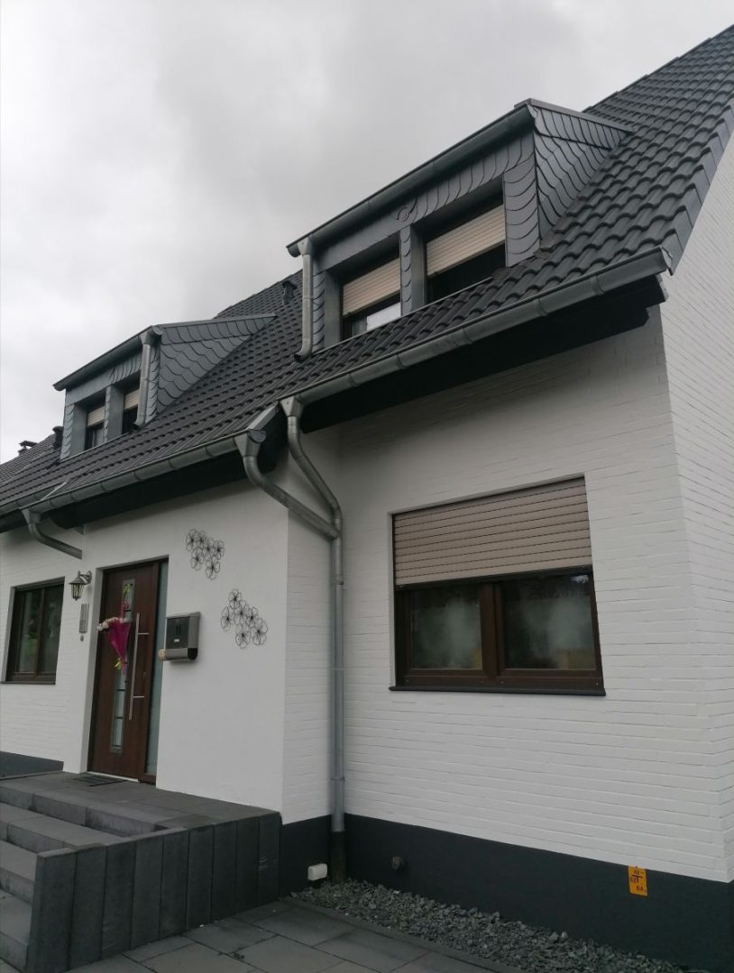 Eures • Modernes Einfamilienhaus mit Dachfenstern und stilvollem Eingangsbereich.