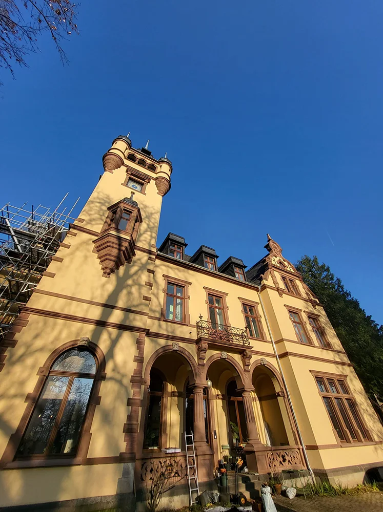 Eures • Historisches Schloss mit Türmen und Sanierungsarbeiten im Vordergrund.