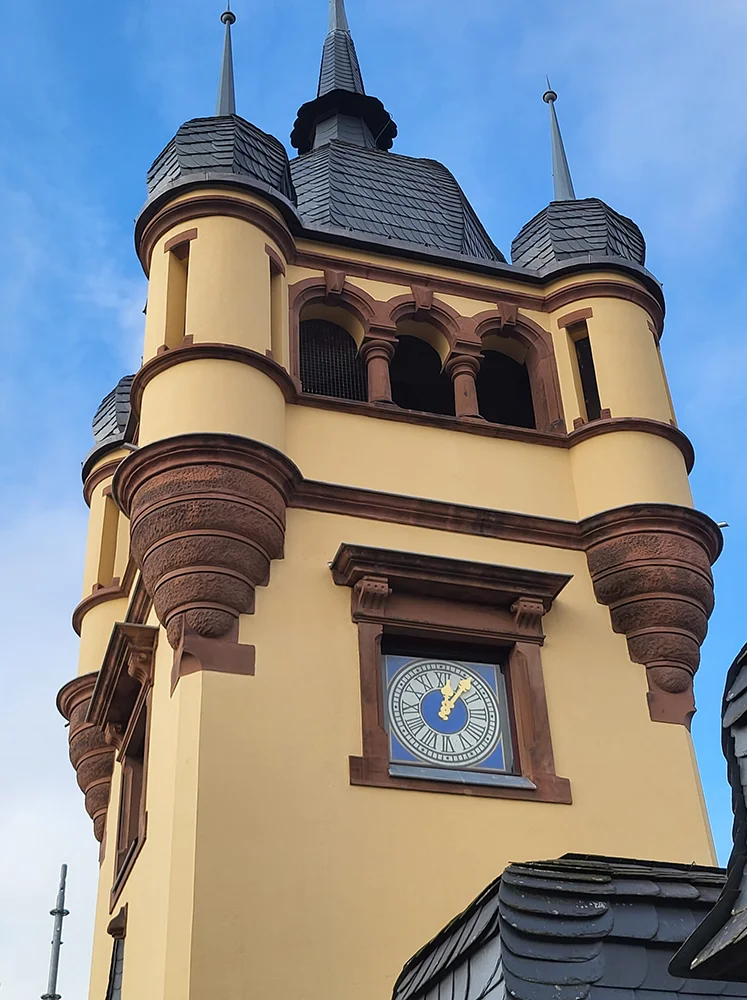 Eures • Historischer Uhrturm mit markantem design in leuchtenden Farben.