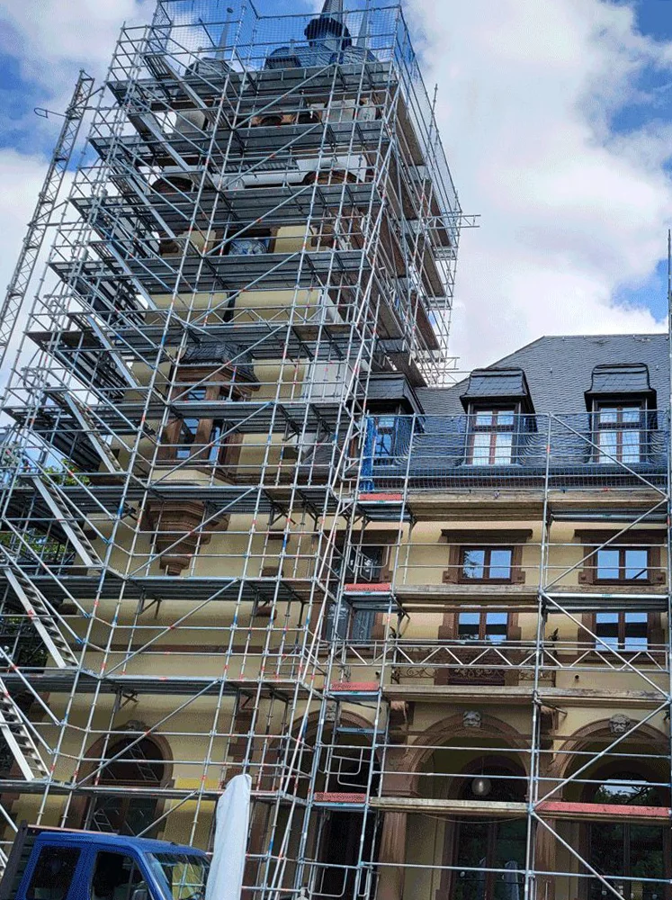 Eures • Renovierung eines historischen Gebäudes mit Baugerüst.