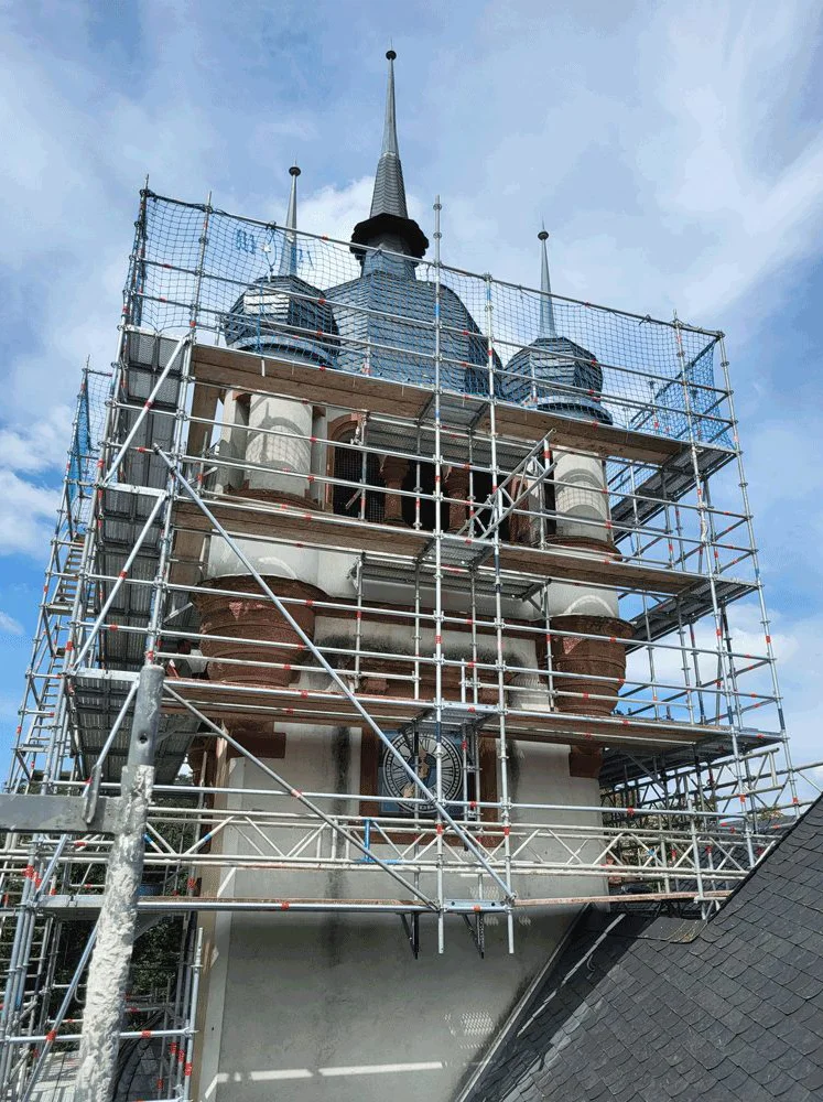 Eures • Sanierung eines historischen Turms mit Gerüstbau.