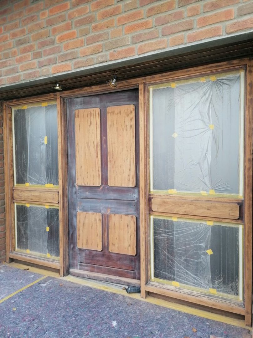 Eures • Holztür mit Fensterrahmen, Baustelle, unvollendet.