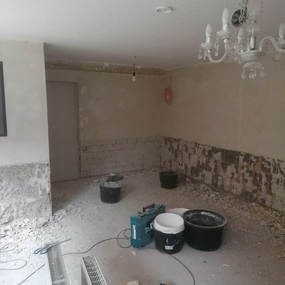 Eures • Renovierungsarbeiten in einem unvollendeten Raum mit Werkzeugen.