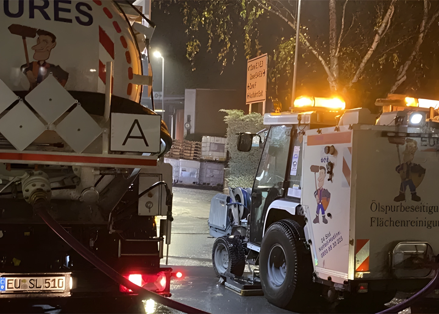 industrie-verkehrsflaechenreinigung-1 Eures • Ölspurbeseitigung: Reinigungsfahrzeuge bei nächtlicher Arbeit.